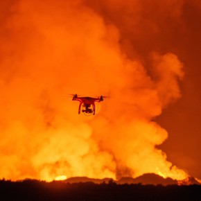 Sobrevoe um vulcão em erupção com um drone Sobrevoe um vulcão em erupção com um drone